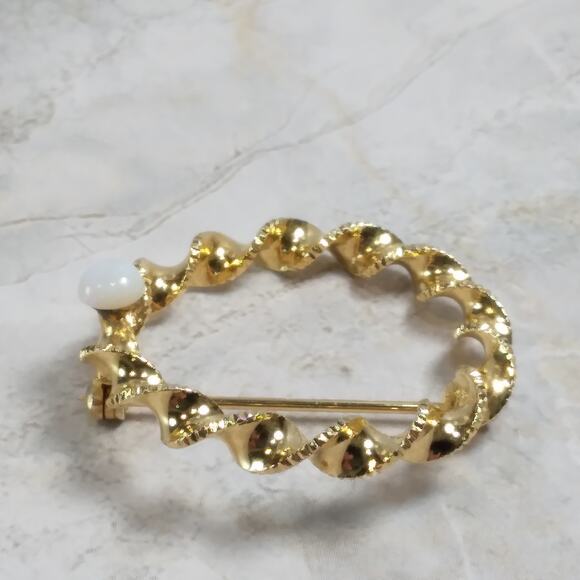 Beautiful Twisted Gold Tone Circle Brooch w/ Faux Opal Pearl Accent Vtg 90s Y2k - Picture 5 of 8